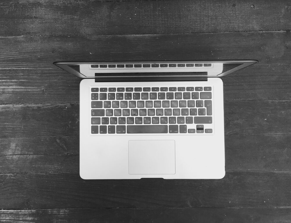 Il Nuovo MacBook OLED: Innovazione e Critiche in Vista del Lancio