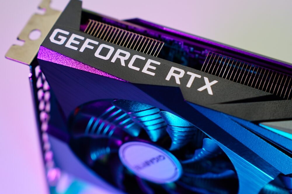 Logo di Nvidia e rappresentazione grafica di intelligenza artificiale
